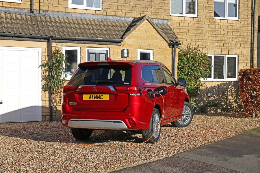  Mitsubishi Outlander PHEV 2018 года  (UK) (фото 20 из 25)